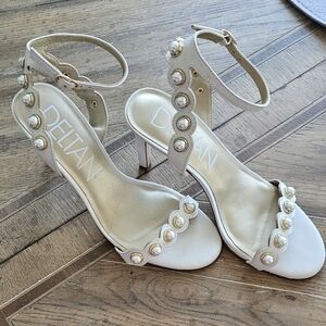 Deltan Maryam Pearl Embellished Dress Sandals Size 7.5 M Bride Wedding Prom
